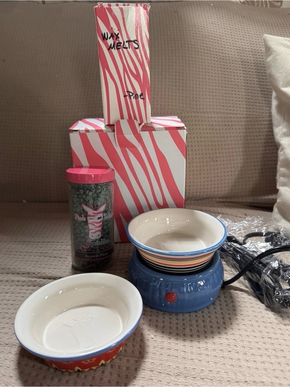 Pink Zebra Country Casual Simmer Pot with 2 Dishes & 1 Aspen Pine Wax Melt